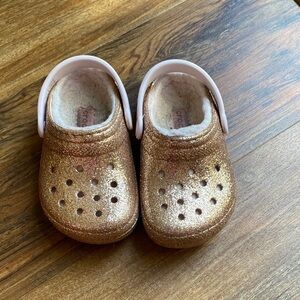 CROCS Glittery Gold Kids Slippers with pink fuzzy inside lining